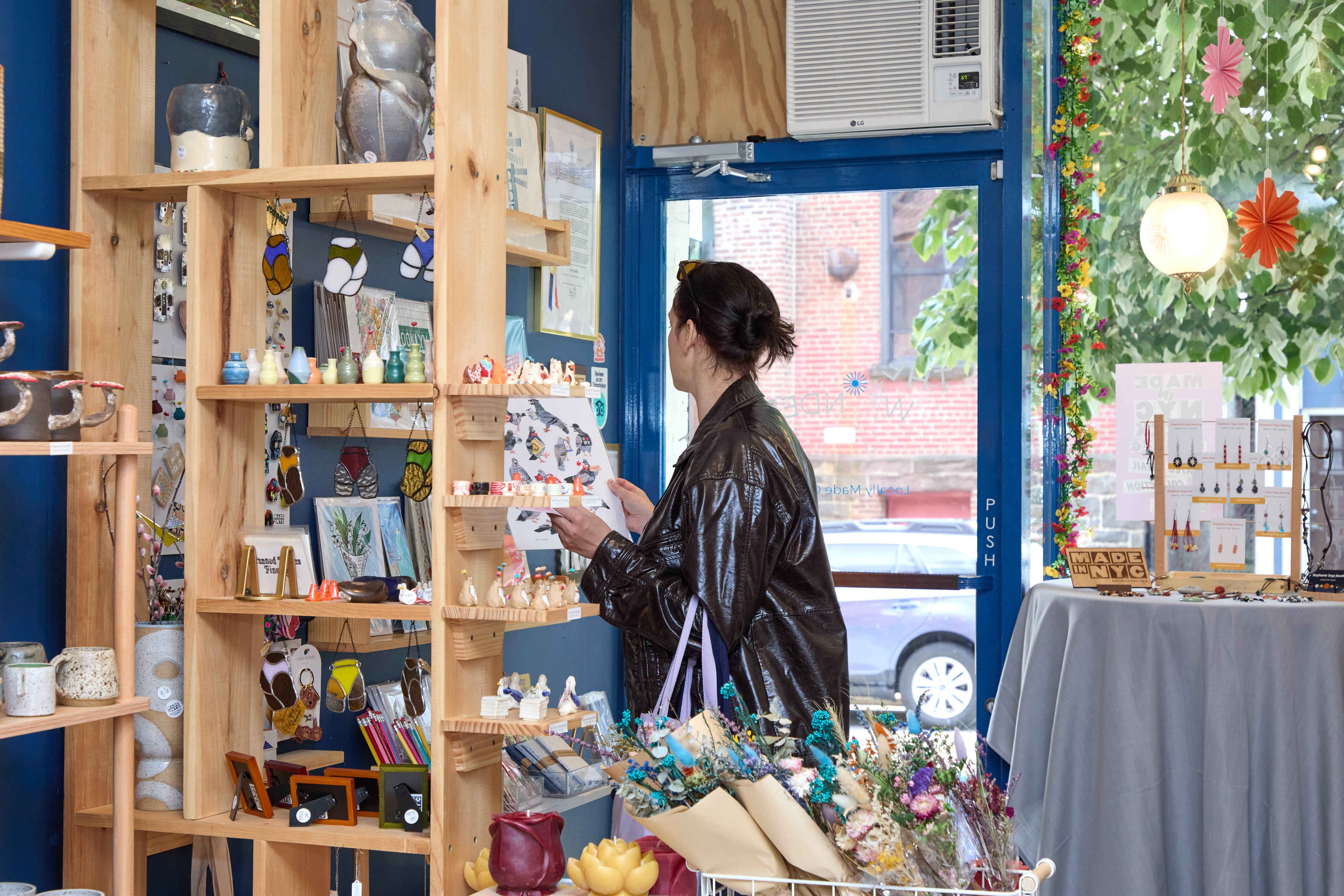 A. WITTEMANN　お土産の本とポストカード ニューヨーク州ブルックリン The WonderMart | Brooklyn | Shop Locally Made